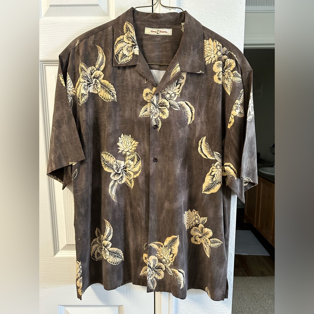 Tommy Bahama - 100% Silk Men’s XL button down shirt